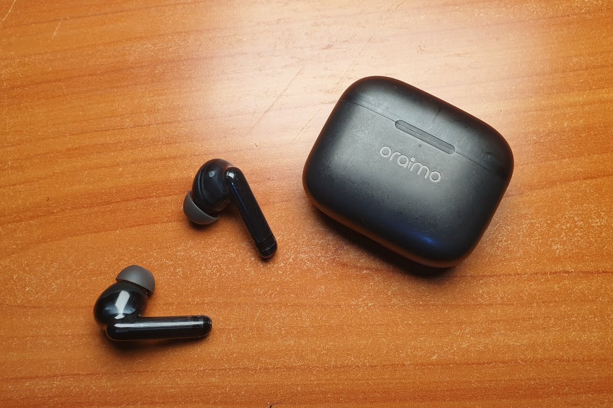 wireless earbuds outside their charging case: oraimo freepods lite