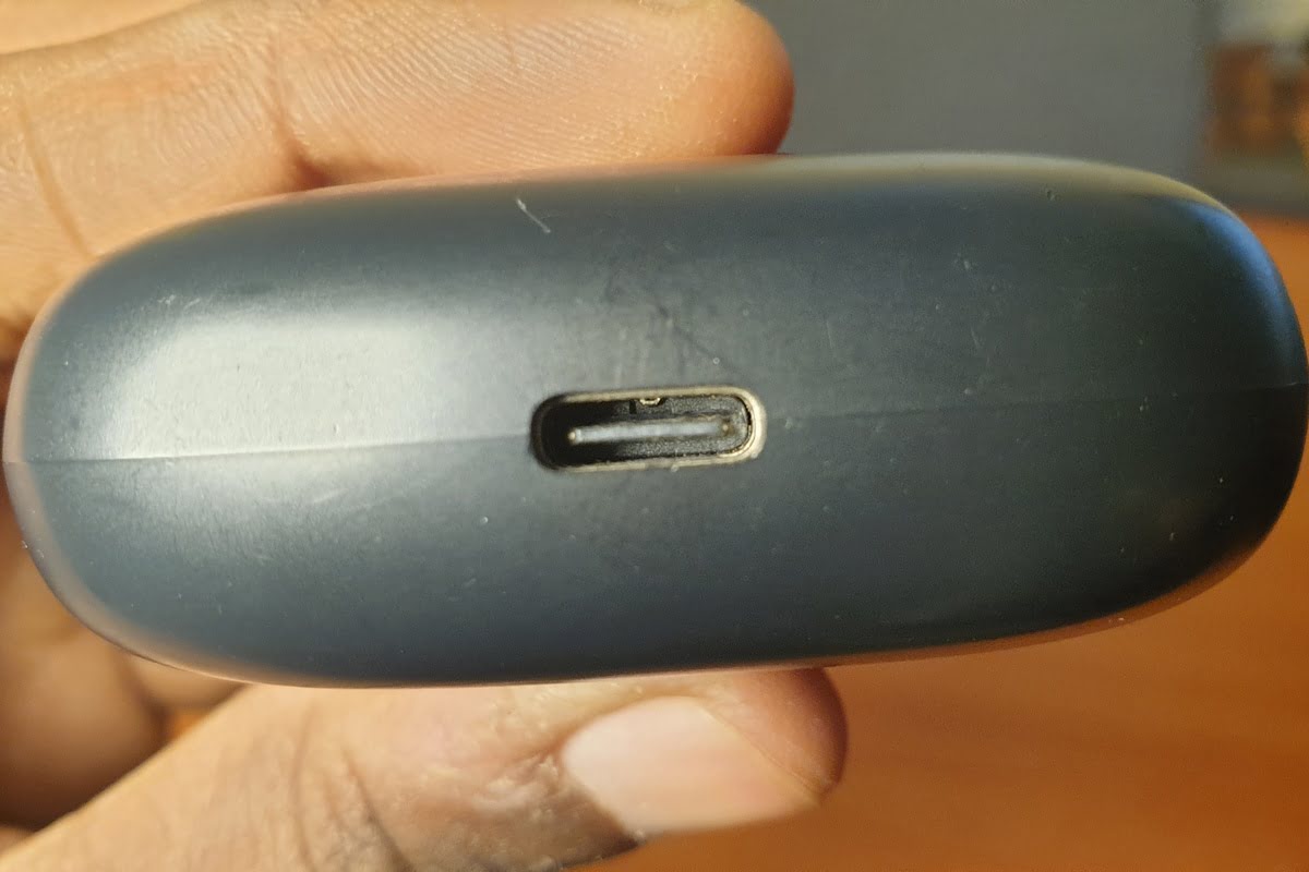 charging port on wireless earbuds case: oraimo freepods lite