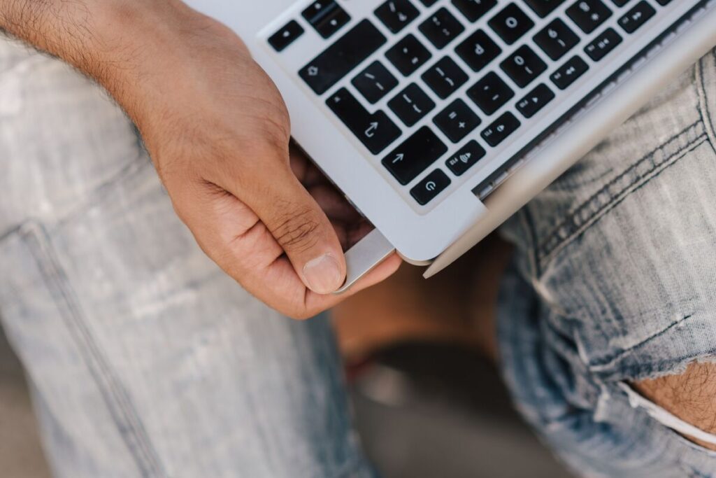 5 USB Gadgets That I Find Surprisingly Useful Person insert flashdrive into a macbook